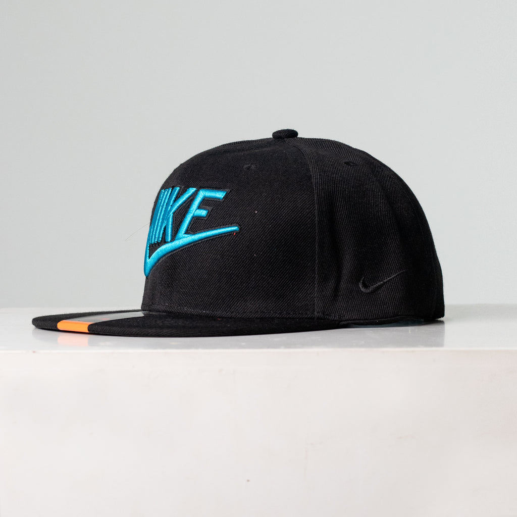 Gorra Negra Logo Azul Nike 501-6