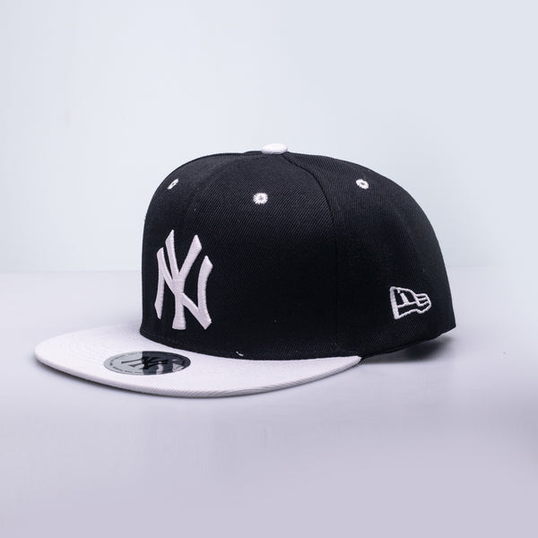 GORRA NY PLANA NEGRA/BLANCA